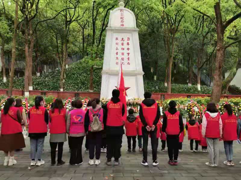 沈阳市民带1800个苹果祭扫英烈