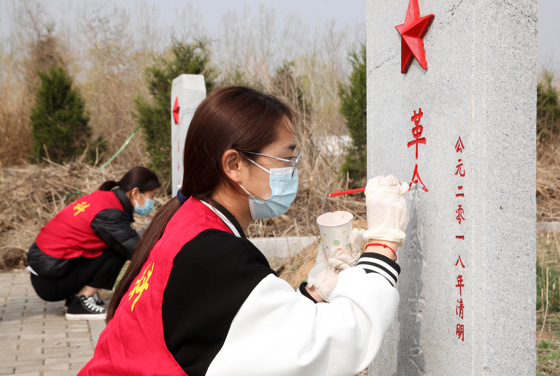 沈阳市民带1800个苹果祭扫英烈