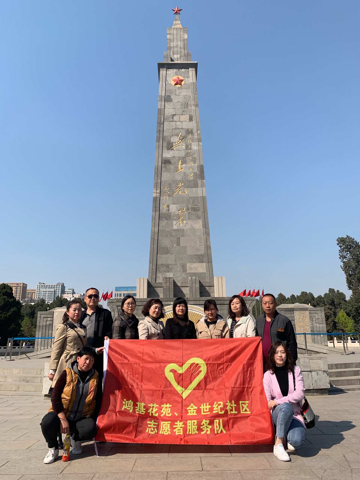 沈阳市民带1800个苹果祭扫英烈