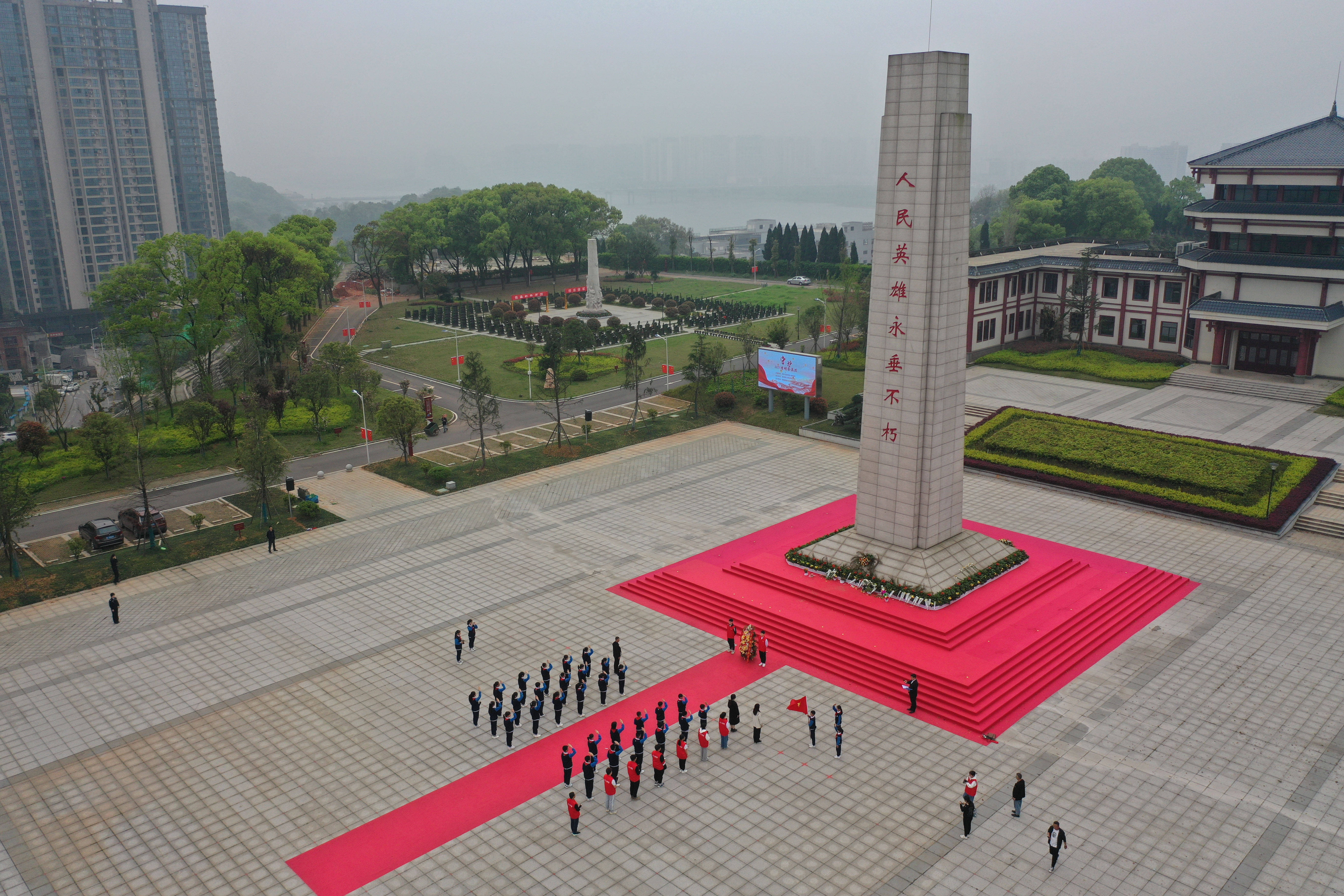 沈阳市民带1800个苹果祭扫英烈