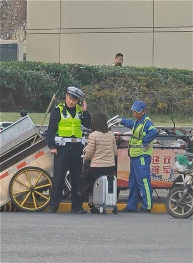 女子骑电动行李箱被拦反怼交警