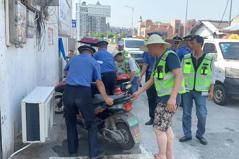 女子骑电动行李箱被拦反怼交警