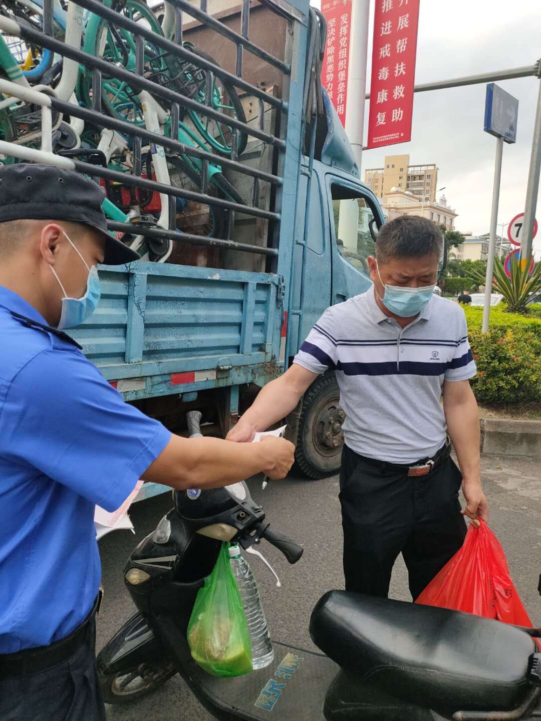 女子骑电动行李箱被拦反怼交警