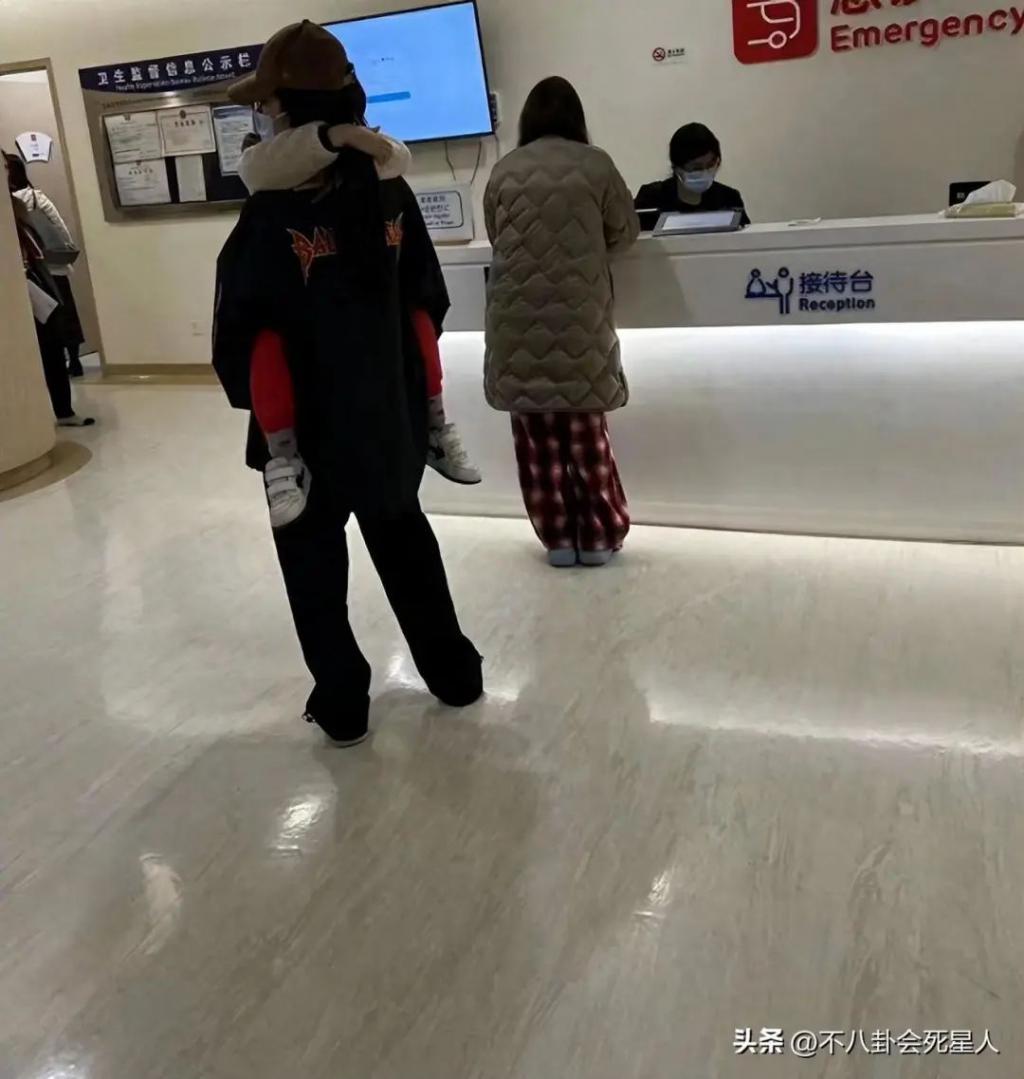 angelababy深夜带儿子看急诊