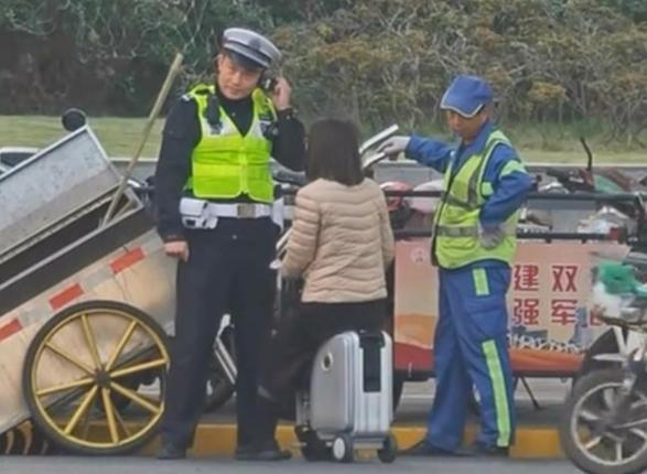 女子骑电动行李箱被拦反怼交警