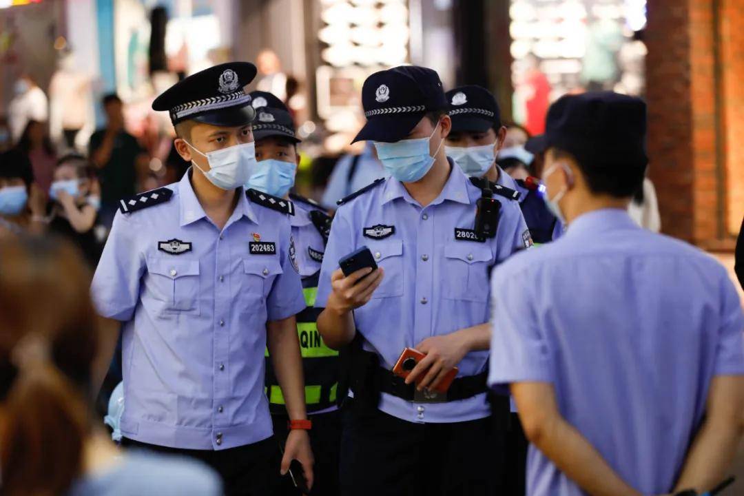 老人欲跳楼轻生 女子大喊跳下来啊