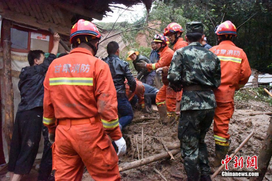 目击者讲述甘肃致8死交通事故