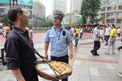 派出所回应城管拔外卖员车钥匙被打