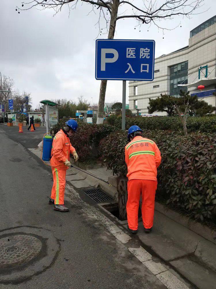 广州一女子景区瀑布内洗衣服