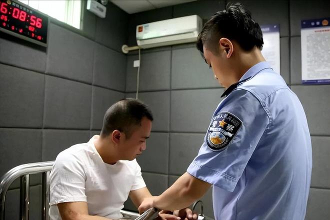 男子酒后放火烧了自家房屋被判刑