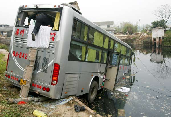 家长副驾抱娃幼童被甩出车外身亡