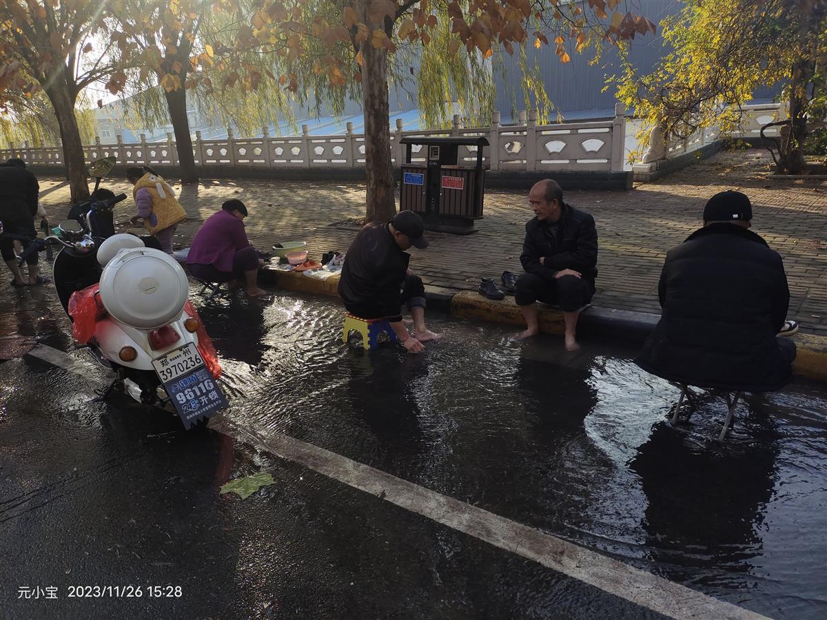 河南一村庄街上流出温泉水