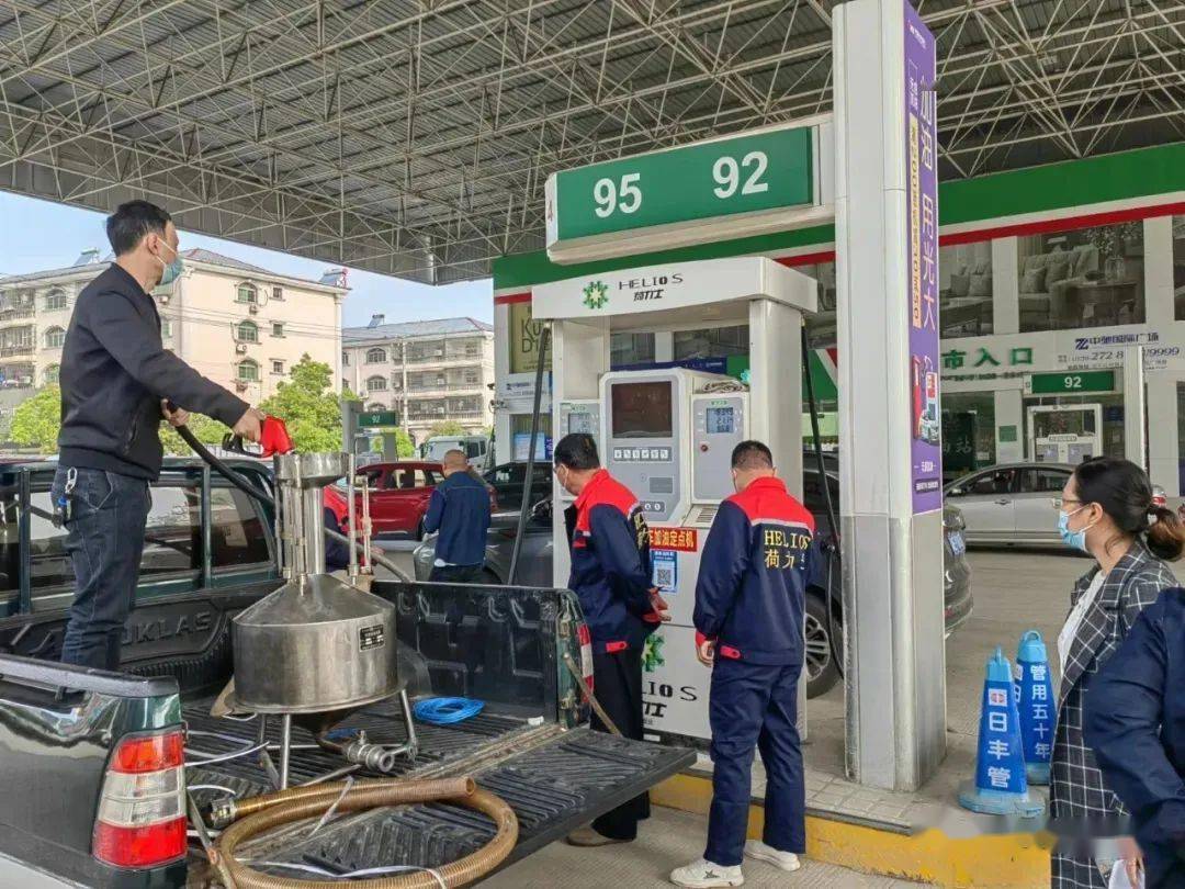 重庆一加油站随意控制出油量被罚