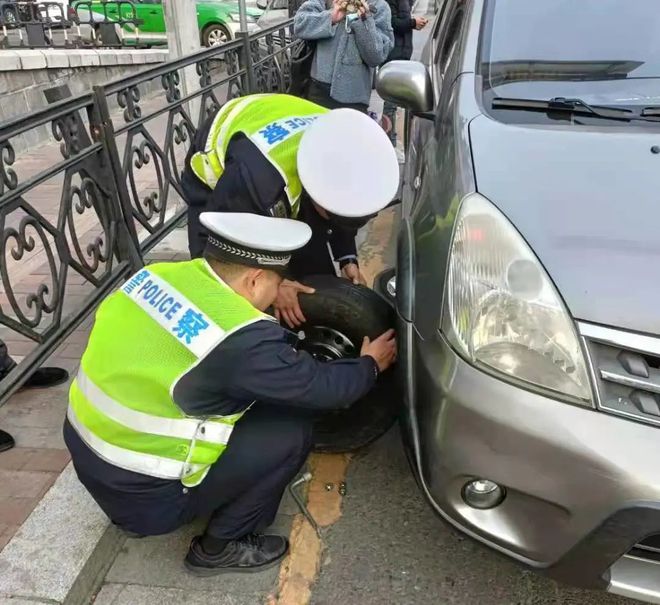 家长副驾抱娃幼童被甩出车外身亡