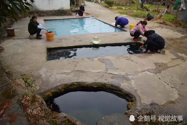 河南一村庄街上流出温泉水