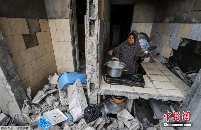 巴勒斯坦男子重回被炸毁家中