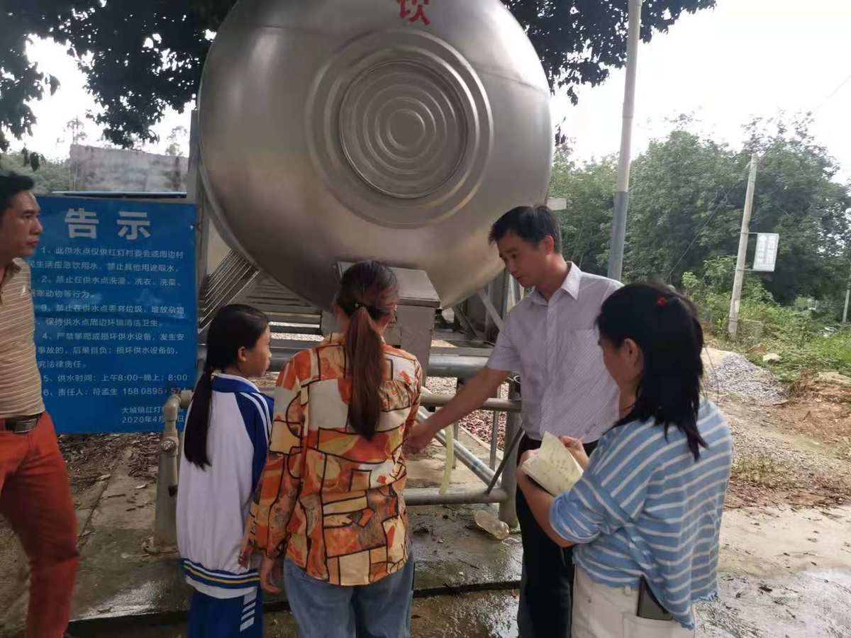 河南一村庄街上流出温泉水