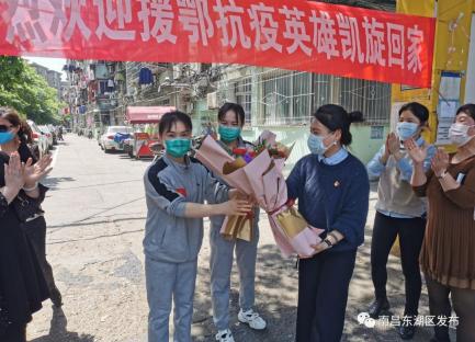 社区医院开业挂满祝贺条幅