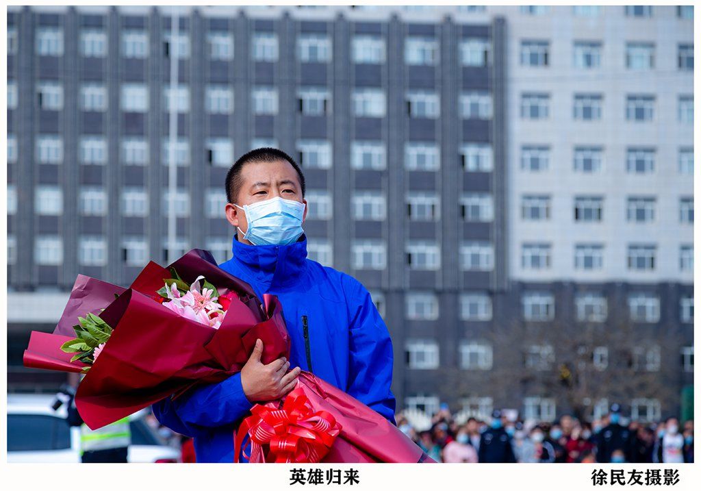 社区医院开业挂满祝贺条幅