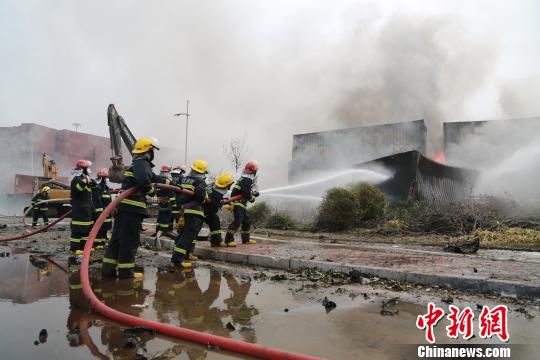 山东一油罐车爆炸 火光照亮半边天