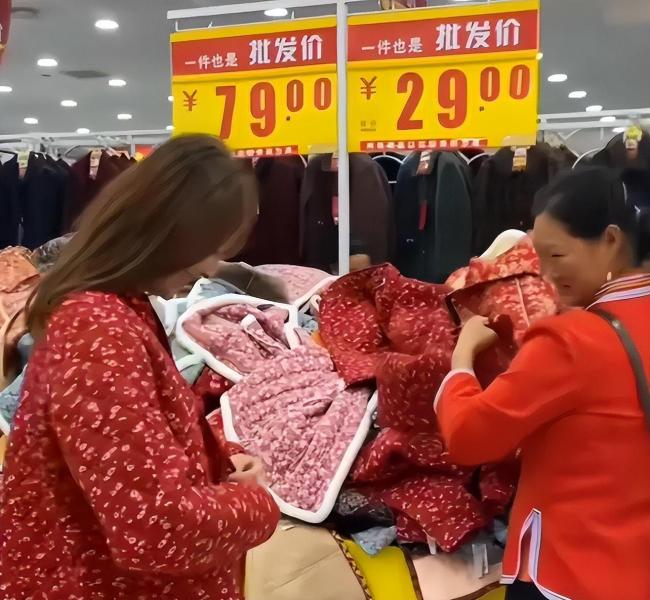 羽绒服跌下“神坛”了吗？是的