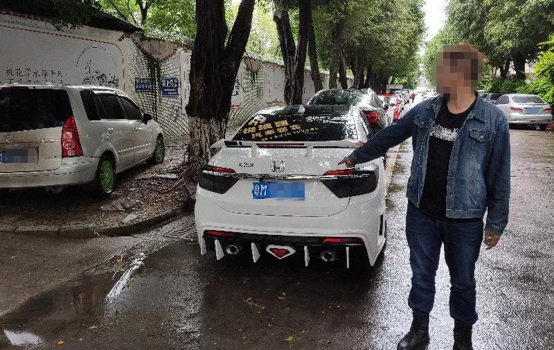 广西一男子骑电车“水上漂”