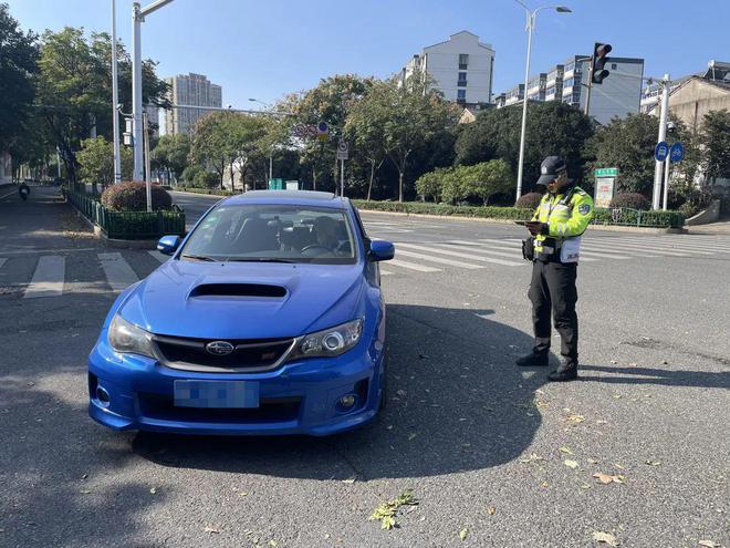 广西一男子骑电车“水上漂”