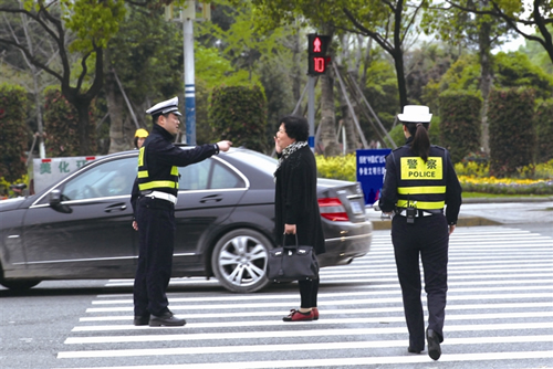 外卖员闯红灯被拦后下跪求情